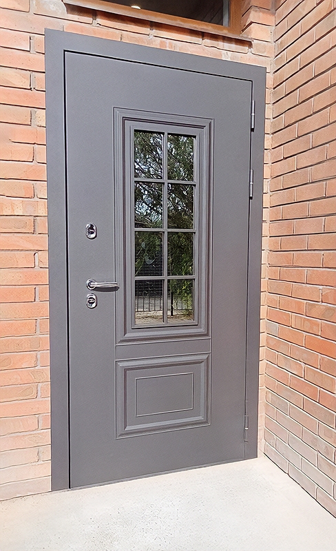 Серая остекленная дверь