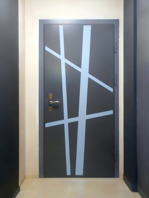 Стальная дверь с полосами