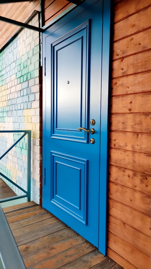 Синяя дверь с багетом