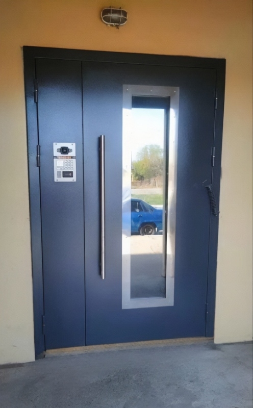 Полуторная остекленная дверь в МКД Полуторная остекленная дверь в МКД