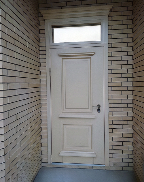 Металлобагетная дверь с фрамугой