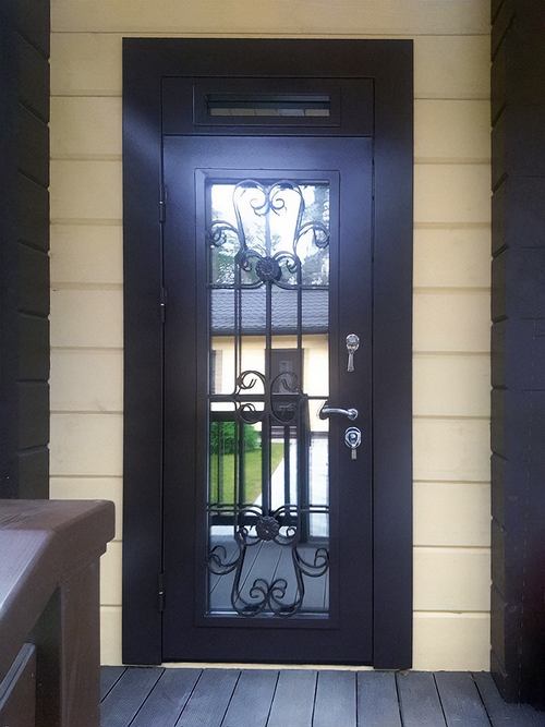 Дверь с большим стеклом и фрамугой