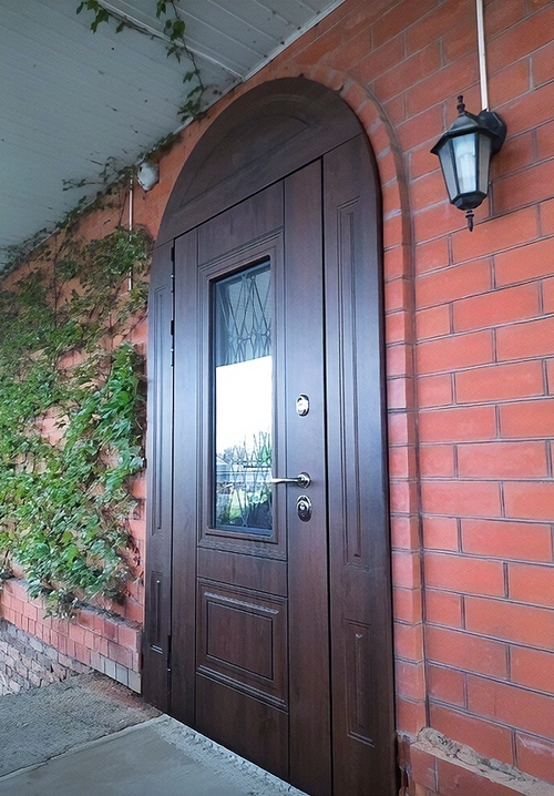 Арочная дверь с окном