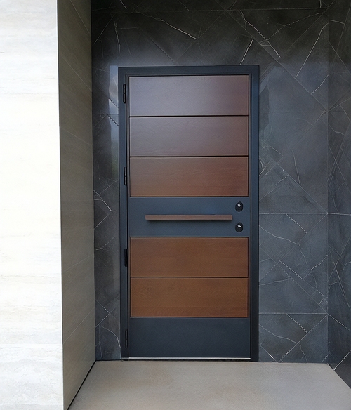 Двухцветная входная дверь