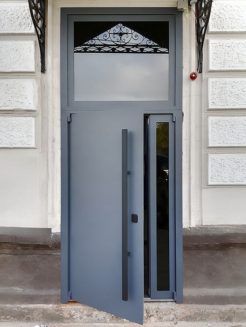 Дверь со стеклом сверху