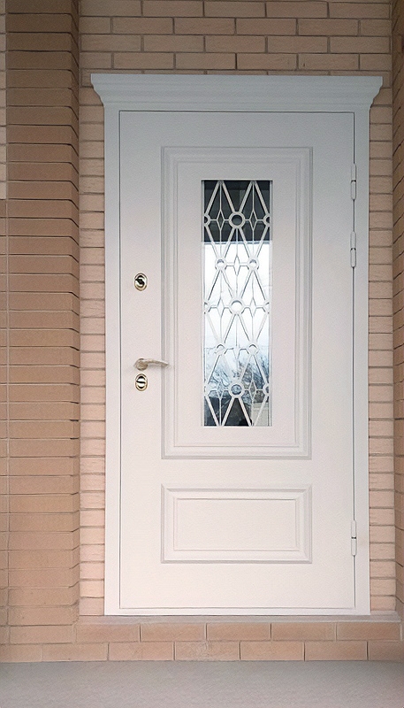 Белая дверь с карнизом