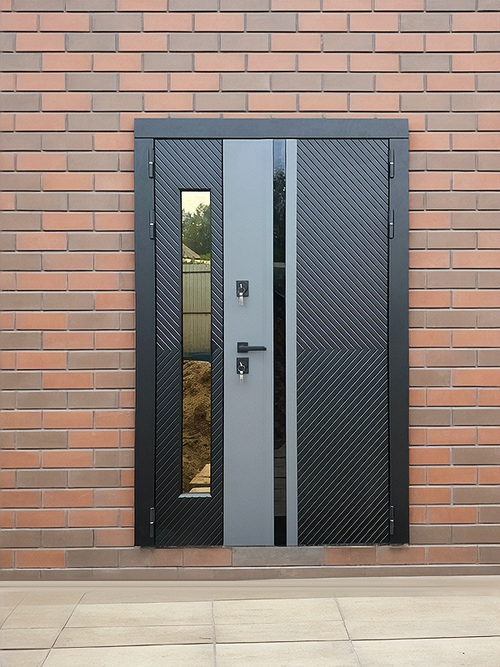 Уличная дверь в кирпичном доме