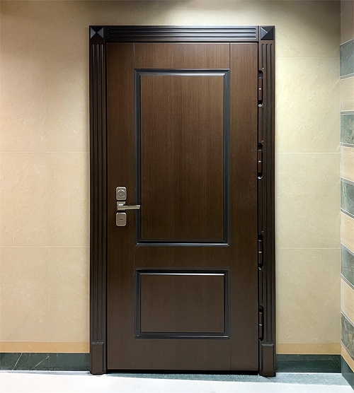 Дверь с коричневой плитой МДФ Дверь с коричневой плитой МДФ