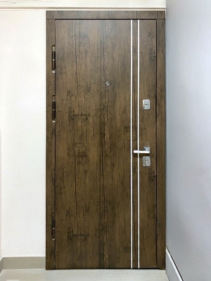 Дверь с вертикальными молдингами Дверь с вертикальными молдингами