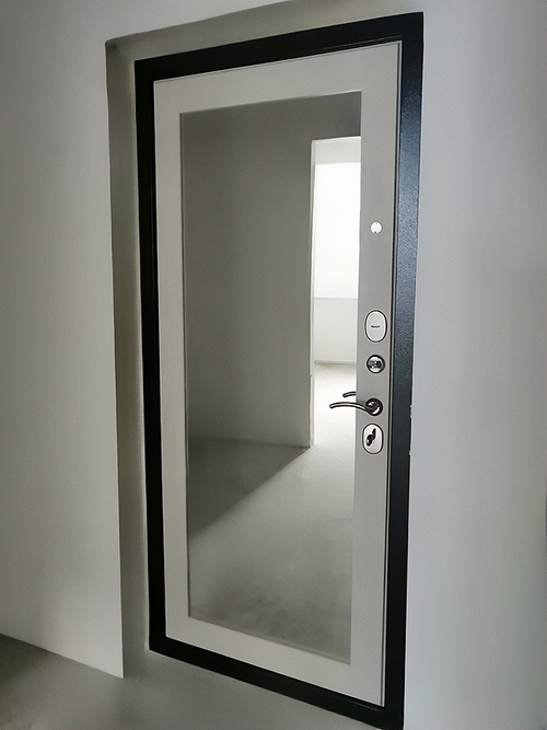 Дверь в квартиру с зеркалом внутри