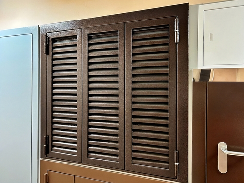 Коричневые ставни Коричневые ставни