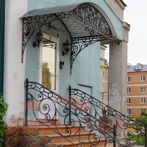 Козырек над крышей