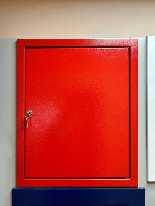 Красный ревизионный люк Красный ревизионный люк