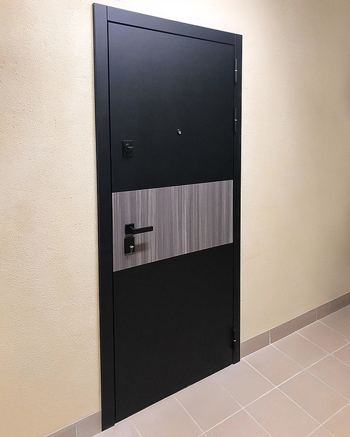 Квартирная дверь с контрастной вставкой МДФ