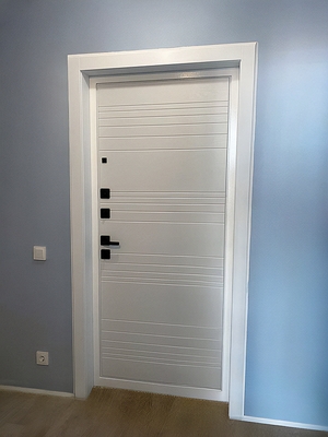 Квартирная дверь с квадратной фурнитурой Квартирная дверь с квадратной фурнитурой