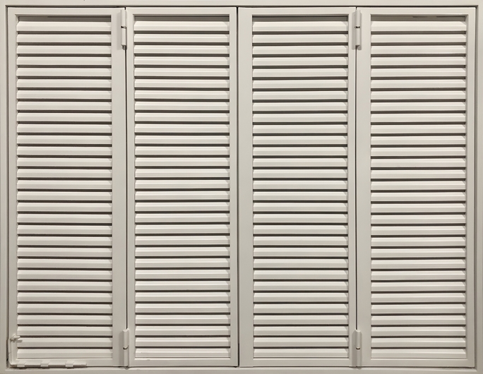 Многостворчатые ставни-жалюзи на окно