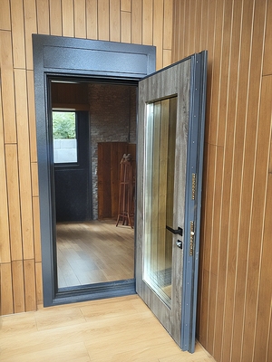 Дверь с фрамугой и большим стеклопакетом для дома: фото с установки Дверь с фрамугой и большим стеклопакетом для дома: фото с установки