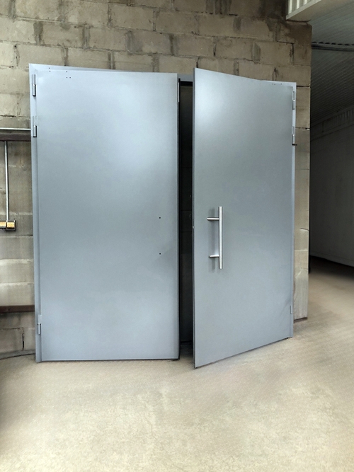 Стальные ворота с ручками-скобами