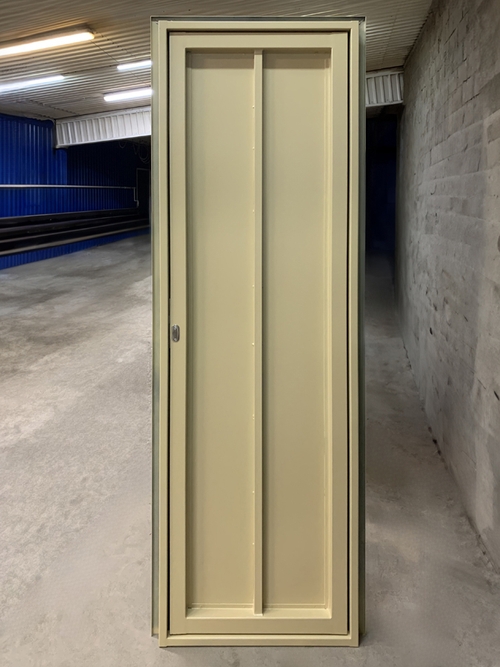 Узкий ревизионный люк-дверца